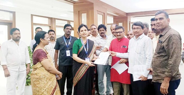 గిరిజన హాస్టల్ వర్కర్ల సమస్యలు పరిష్కరించాలి