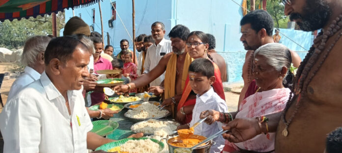 రామలింగేశ్వర ఆలయంలో అన్నదానం