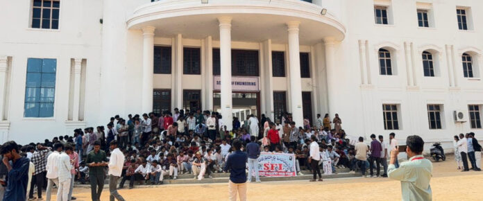 అరోరా యూనివర్సిటీ గుర్తింపును రద్దు చేయాలి: ఎస్ఎఫ్ఐ