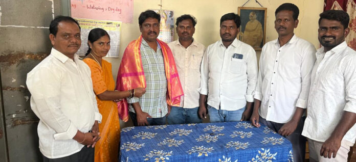 Boddu Pelli Srinivas as Palivelas secretary