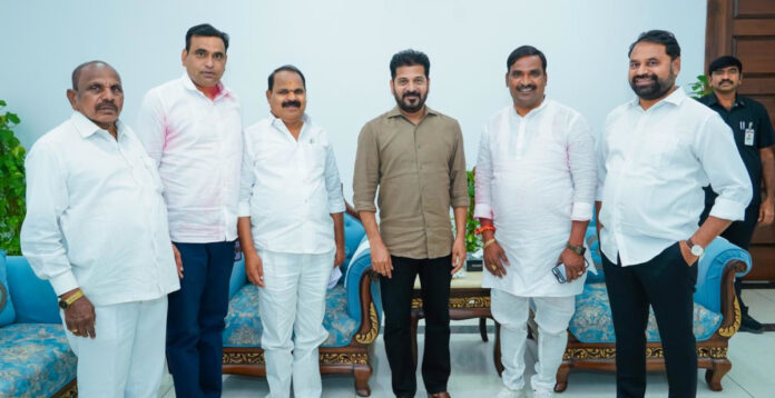 బీర్ల అయిలయ్యను అభినందించిన సీఎం