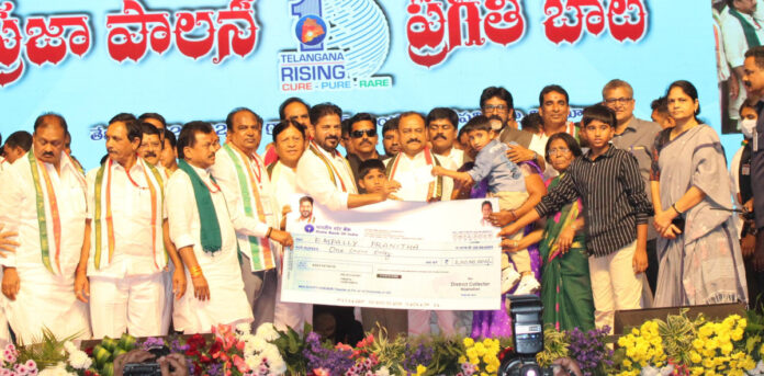 పోలీస్ అమరవీర కుటుంబానికి సీఎం రూ. 1 కోటి సాయం