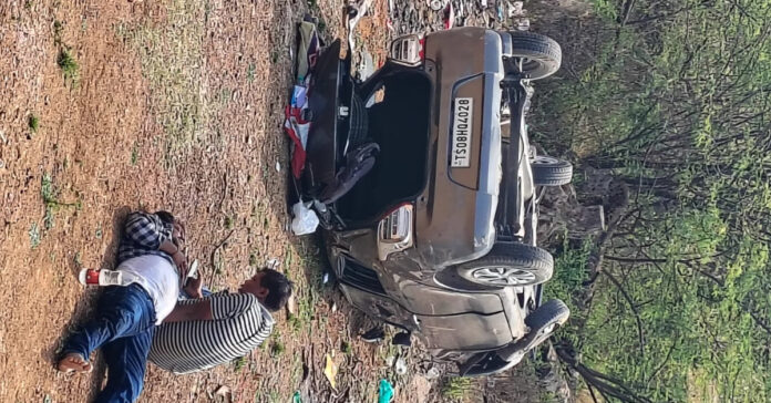 ద్విచక్రవాహనాన్ని ఢీకొని కారు బోల్తా