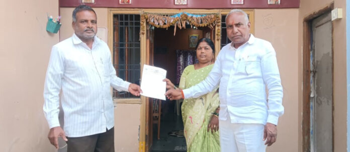 పులిని పట్టుకుని అడవుల్లోకి తరలించండి: సర్పంచ్