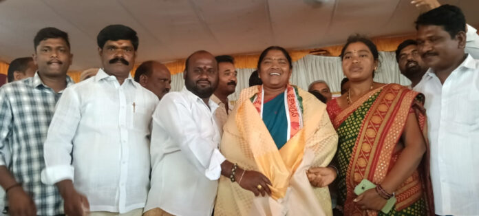 Chalwai Congress leaders felicitate Minister Seethakka