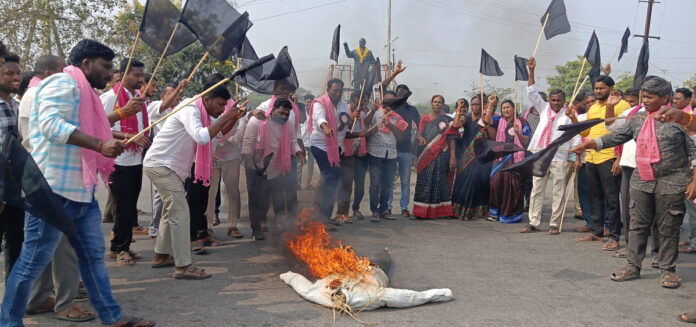 సిరిసిల్లలో ముఖ్యమంత్రి దిష్టిబొమ్మ దహనం