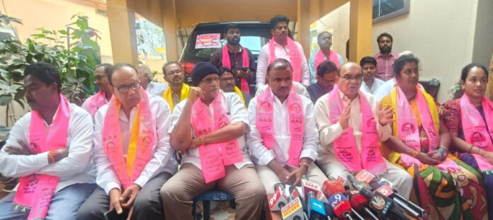 ఎన్నికల నియమావళికి విరుద్ధంగా కాంగ్రెస్ అభ్యర్ధుల నామినేషన్లు