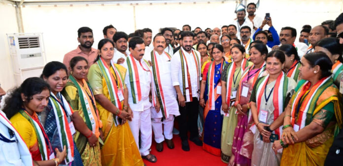 సీఎం రేవంత్ రెడ్డిని కలిసిన కాంగ్రెస్ కార్పొరేటర్ అభ్యర్థులు