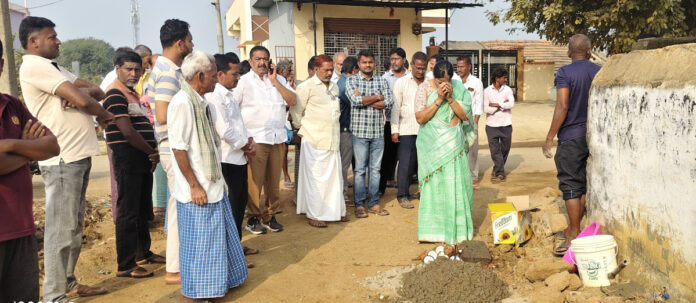 ఆలేరులో సీసీ రోడ్ల నిర్మాణాలు ప్రారంభం