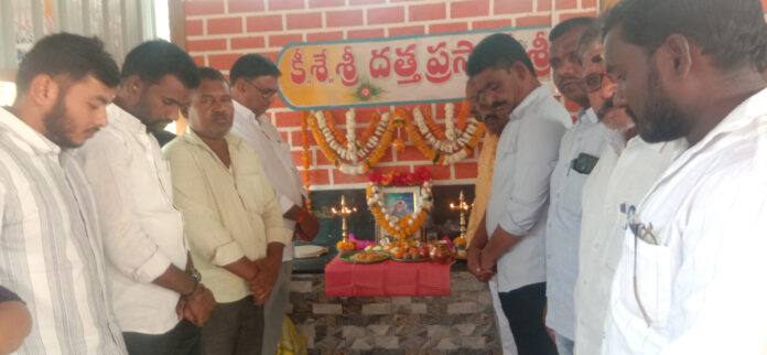 Death anniversary, food distribution at Datta Prasad bus stand