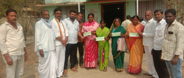 పెద్దఏక్లారాలో కళ్యాణ లక్ష్మి చెక్కులు పంపిణీ