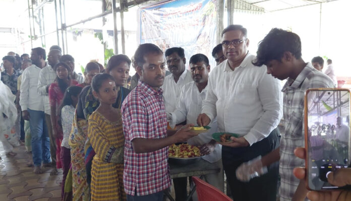 మహా శివరాత్రి సందర్భంగా భక్తులకు పండ్ల పంపిణీ