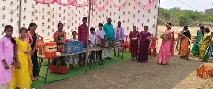 ఉపవాస భక్తులకు పండ్ల పంపిణీ