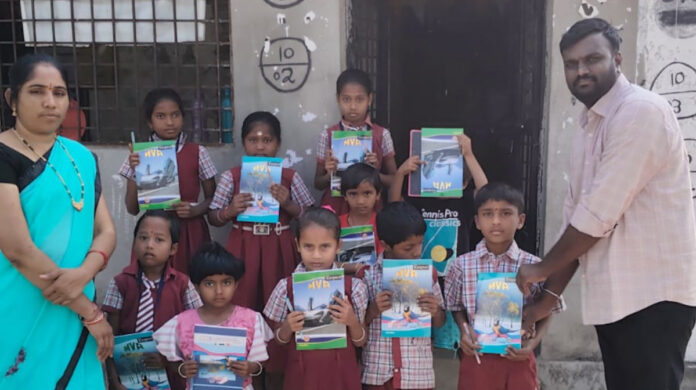 విద్యార్థులకు పెన్నులు, నోటు బుక్స్ పంపిణీ..