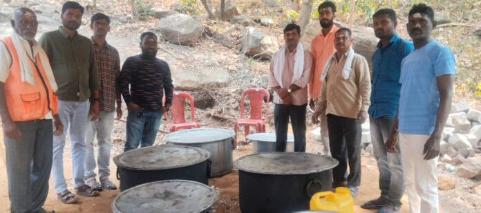 Distribution of tiger cubs to visitors under the auspices of AMR