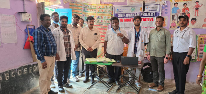 వైద్య శిబిరాన్ని సందర్శించిన జిల్లా వైద్యాధికారి