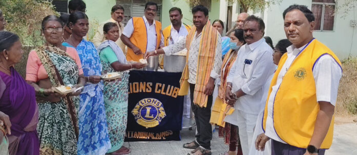 ప్రాథమిక ఆరోగ్య కేంద్రంలో అన్నదానం