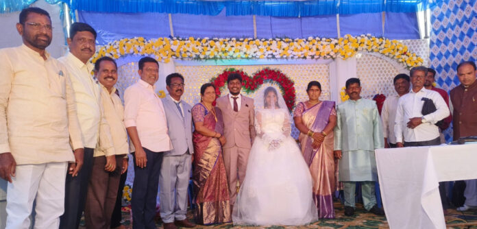 Former MLA Putta Madhukar blesses the bride and groom