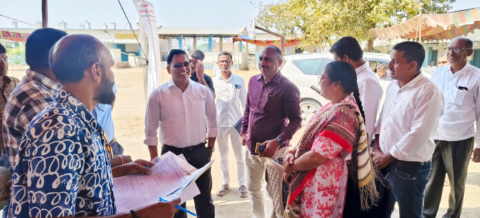 General Observer inspects polling station