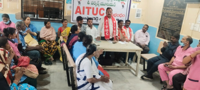 ప్రభుత్వ ఆస్పత్రి కార్మికులకు సమాన వేతనం కల్పించాలి