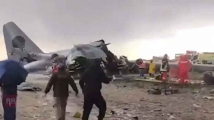 రోడ్డుపై కూలిన విమానం.. 12 మంది మృతి