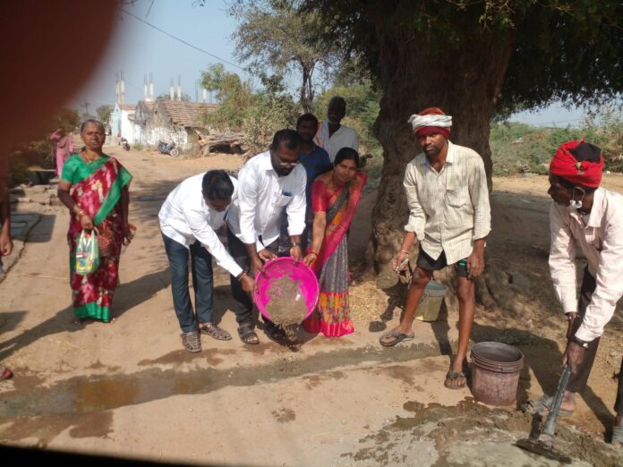 Mission Bhagiratha filling potholes on roads in Tadicherla..!