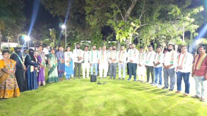 కాంగ్రెస్ లో చేరిన ముగ్గురు స్వతంత్ర కౌన్సిలర్లు