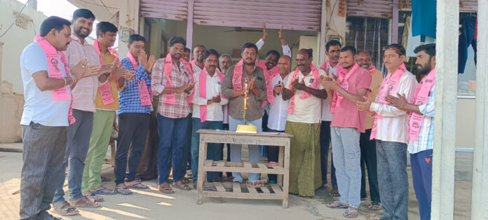 KCRs birthday celebrated in Tadicherla