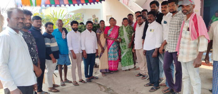 మృతుని కుటుంబానికి ఆర్థిక సహాయం