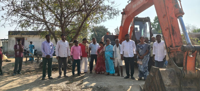రోడ్డు పనులు ప్రారంభించిన సర్పంచ్ బంకలక్ష్మి