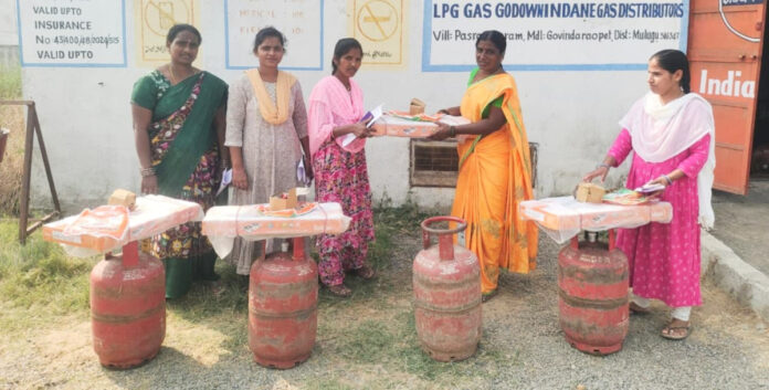 ఉచిత గ్యాస్ కనెక్షన్లు పంపిణీ