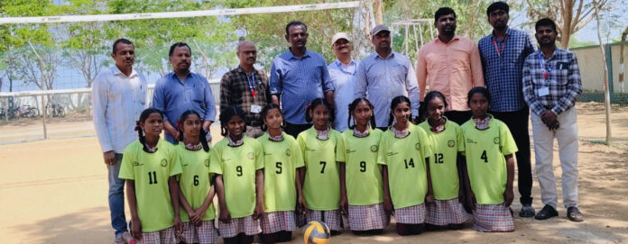 విద్యార్థులకు క్రీడా దుస్తుల వితరణ