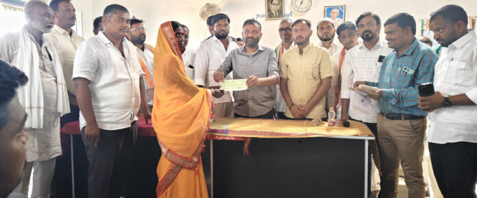 MLA distributes Kalyana Lakshmi cheques