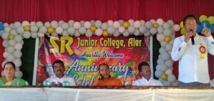 Students become intellectuals through reading books.