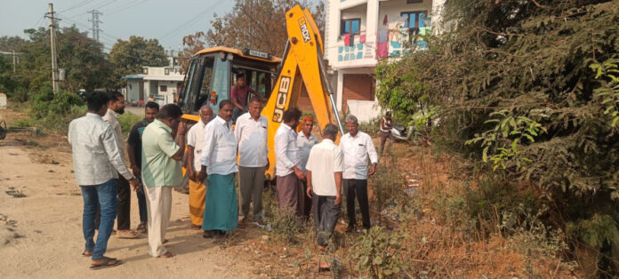 సర్వీస్ రోడ్డు పనులు చేయించిన కౌన్సిలర్