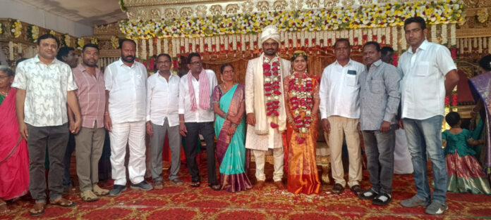 నూతన దంపతులను ఆశీర్వదించిన మాజీ పిఏసిఎస్ చైర్మన్