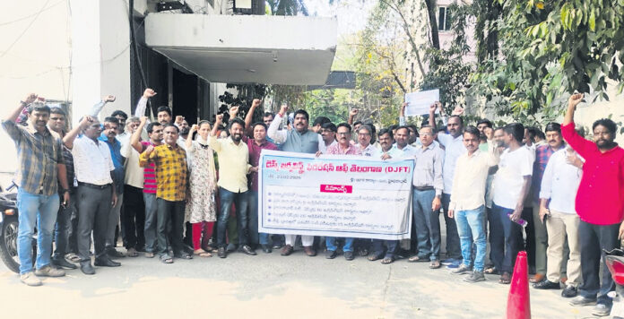 అర్హులందరికీ అక్రిడిటేషన్లు ఇవ్వాలి