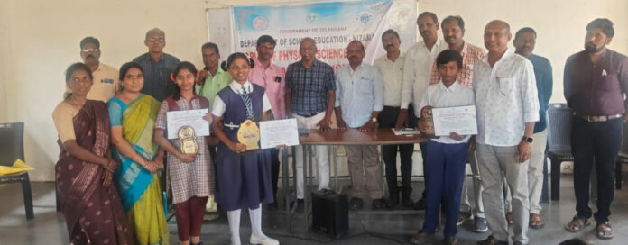 ఫిజికల్ సైన్స్ ఫోరం ఆధ్వర్యంలో విద్యార్థులకు సన్మానం