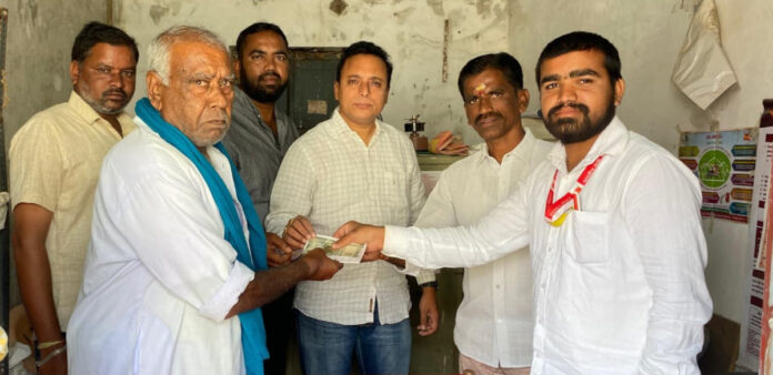 గ్రామాల్లో పెన్షన్ పంపిణీలో వృద్దులకు తప్పిన తిప్పలు