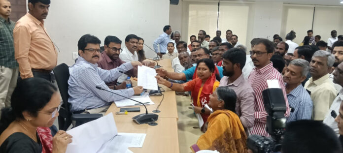 దళితుల స్మశాన స్థలాన్ని ఆక్రమించుకున్న వారిపై చర్యలు తీసుకోవాలి