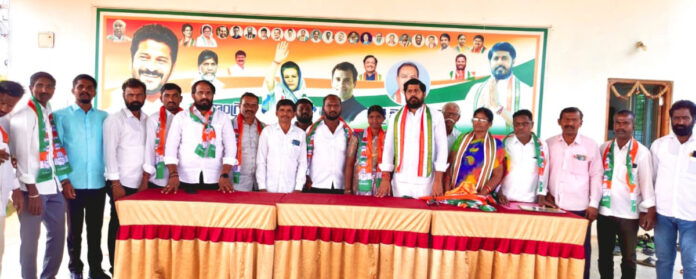 కాంగ్రెస్ లో చేరిన బీఆర్ఎస్ ఉప సర్పంచ్