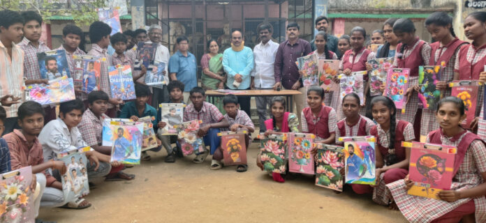 పదో తరగతి విద్యార్థులకు పరీక్ష ప్యాడులు, స్కేల్లు వితరణ