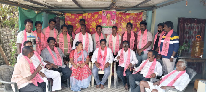 The Congress government is cheating the farmers by ignoring the Rythu Bandhu.