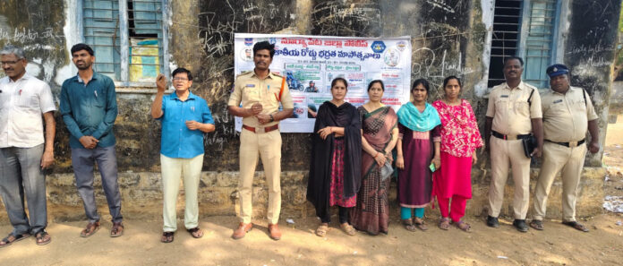 రోడ్డు ప్రమాదాల నివారణకు విద్యార్థులు అవగాహన కల్పించాలి: ఎస్సై