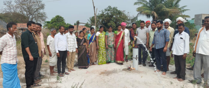 బోరు మోటర్ ప్రారంభించిన సర్పంచ్