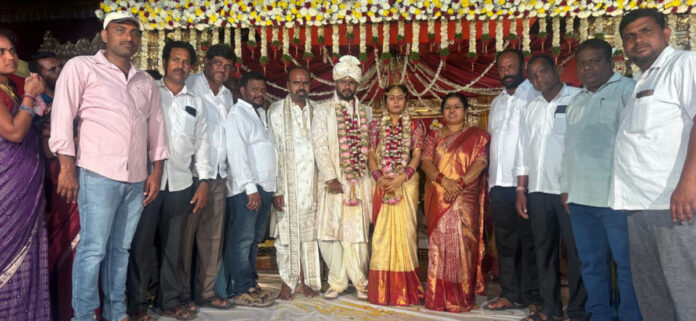 నూతన దంపతులను ఆశీర్వదించిన మాజీ పిఏసిఎస్ చైర్మన్, సర్పంచ్