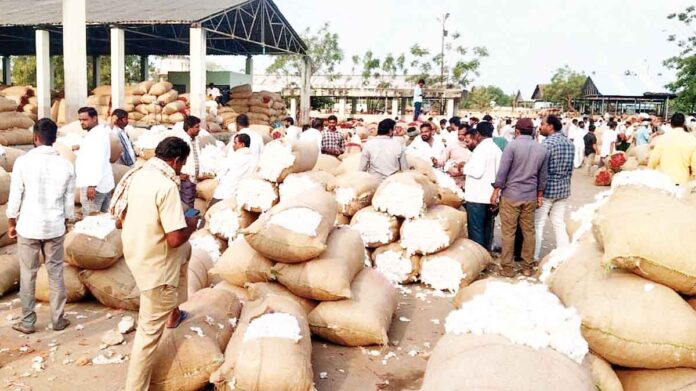 దళారీకి సం’పత్తి’.. రైతుకు వి’పత్తి’