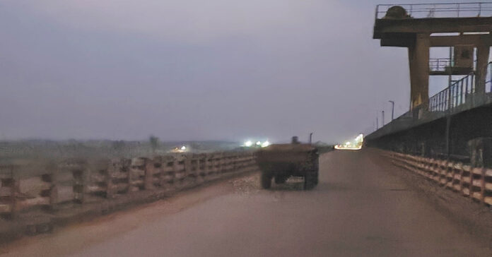 సరిహద్దులు దాటుతున్న ఇసుక