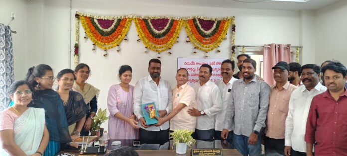 మున్సిపల్ చైర్మన్ను కలిసిన టీఎన్జీవోస్ జిల్లా బృందం