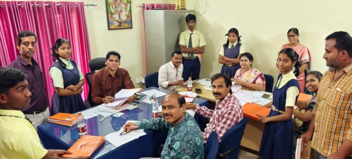 విజయ్ హైస్కూల్ యందు అంతర్గత మార్కుల పరిశీలన